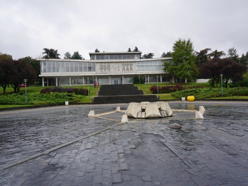 Tito rust tussen de&nbsp;bloemen