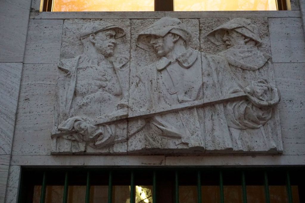 Reliëf op bibliotheek Technische Universiteit | Bratislava | Slowakije | november 2018 | © Martijn Haan