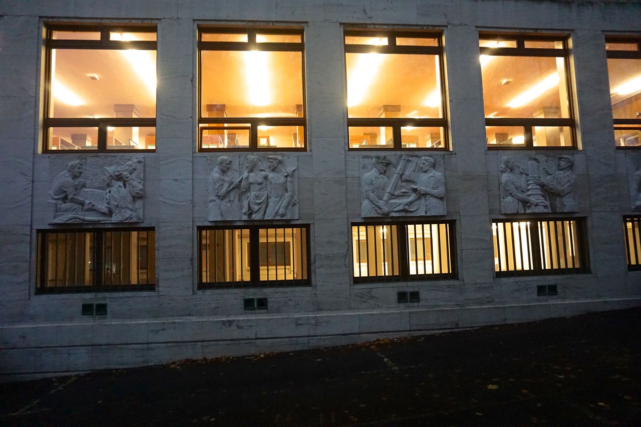 Reliëf | Faculteit Bouwkunde | Bratislava | Slowakije | november 2018 | © Martijn Haan