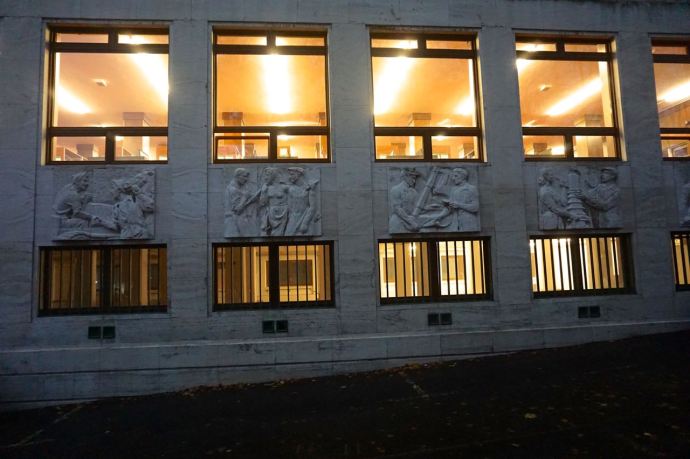 Reliëf | Faculteit Bouwkunde | Bratislava | Slowakije | november 2018 | © Martijn Haan