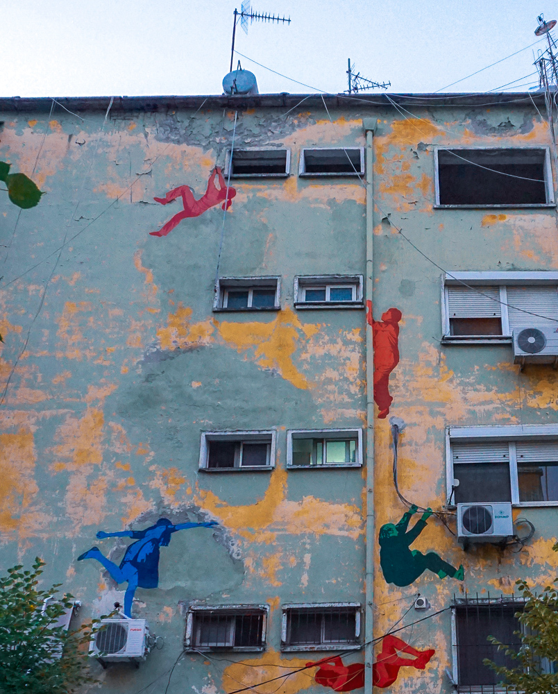 Beschilderde flats | Tirana | Albanië