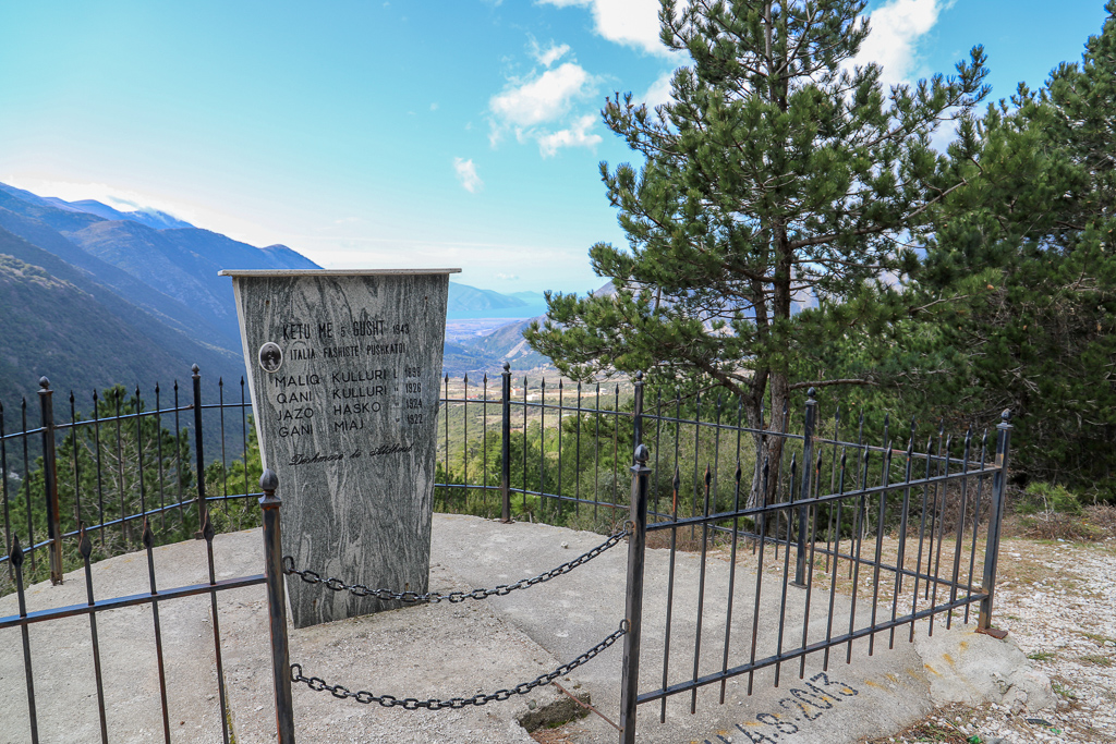 Partizanenmonument | weg naar Vlorë | Albanië
