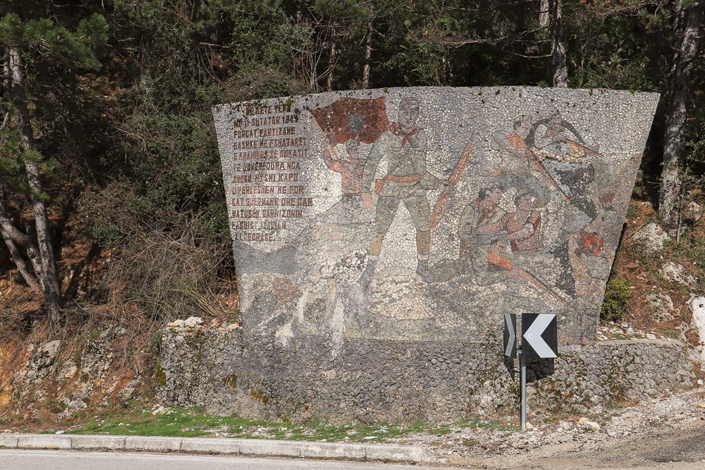Monument in mozaïek voor partizanen | weg naar Vlorë