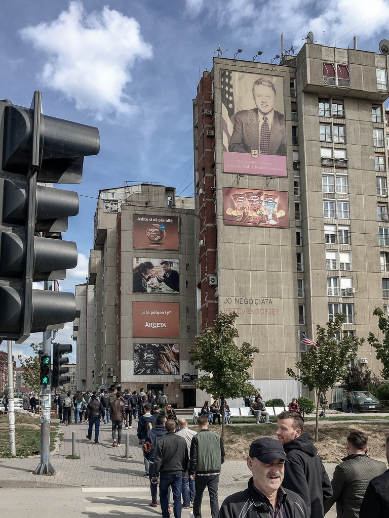Plattenbau en standbeeld Bill Clinton | Pristina | Kosovo