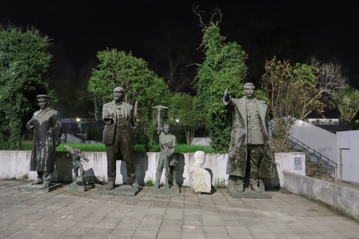 Beelden achter Nationaal Museum voor Kunst | Tirana | Albanië