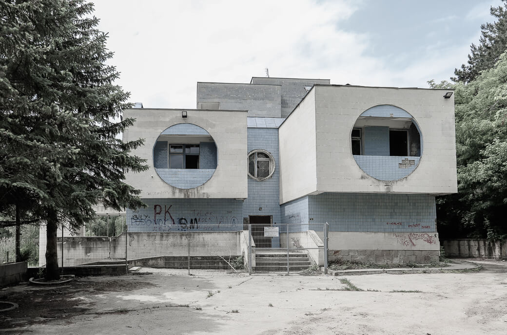 Brutalistisch badhuis bij Lakul 1 | Chisinau Moldavië