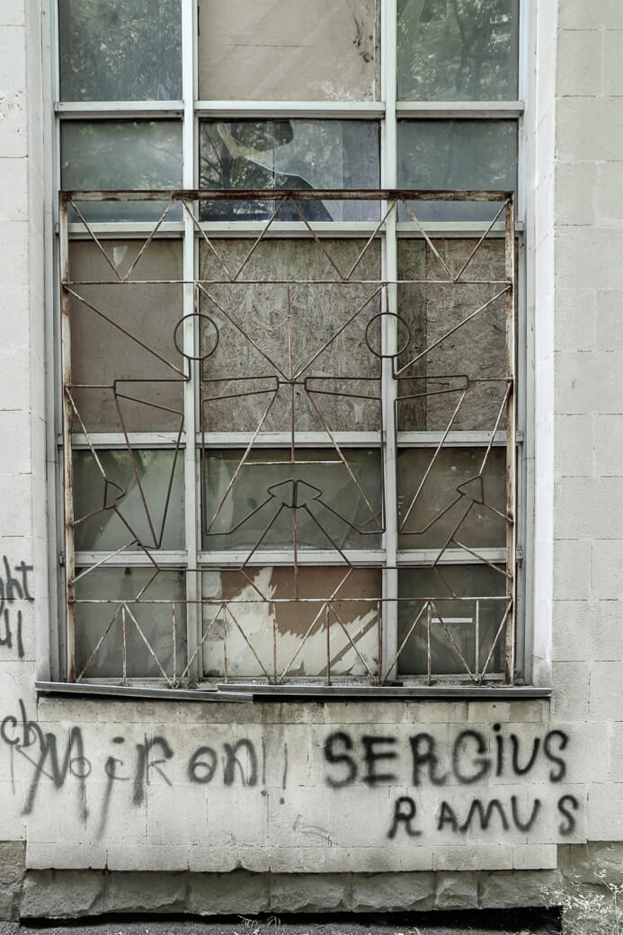 Brutalistisch badhuis bij Lakul 1 | Chisinau Moldavië