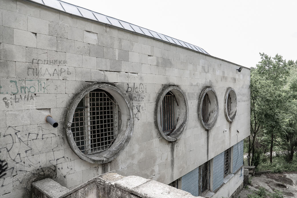 Brutalistisch badhuis bij Lakul 1 | Chisinau Moldavië