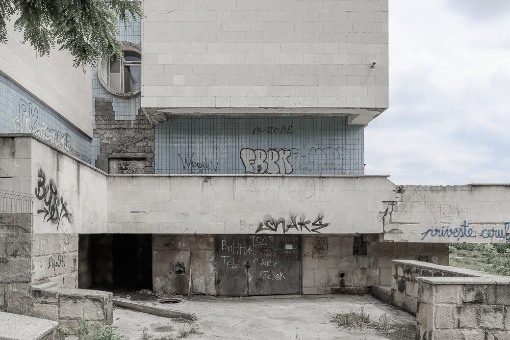 Brutalistisch badhuis bij Lakul 1 | Chisinau Moldavië
