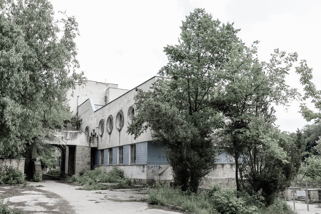 Brutalistisch badhuis bij Lakul 1 | Chisinau Moldavië