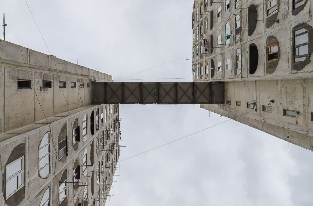 Nutsubidze flats met luchtbrug | Tbilisi | Georgië