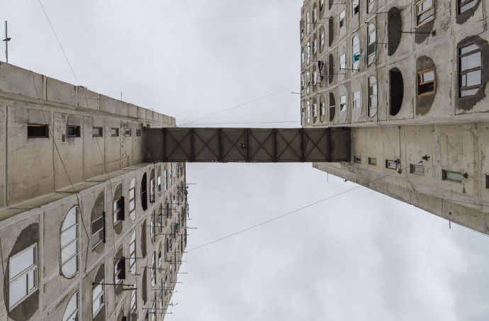 Nutsubidze flats met luchtbrug | Tbilisi | Georgië