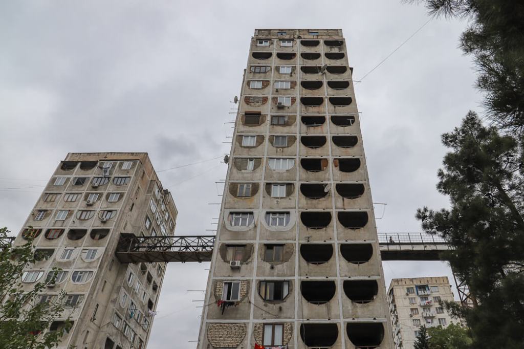 Nutsubidze flats met luchtbrug | Tbilisi | Georgië