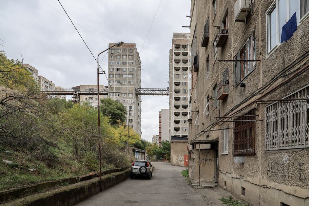 Nutsubidze flats met luchtbrug | Tbilisi | Georgië