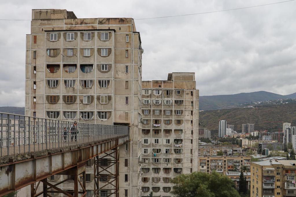 Nutsubidze flats met luchtbrug | Tbilisi | Georgië