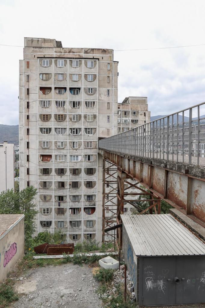 Nutsubidze flats met luchtbrug | Tbilisi | Georgië