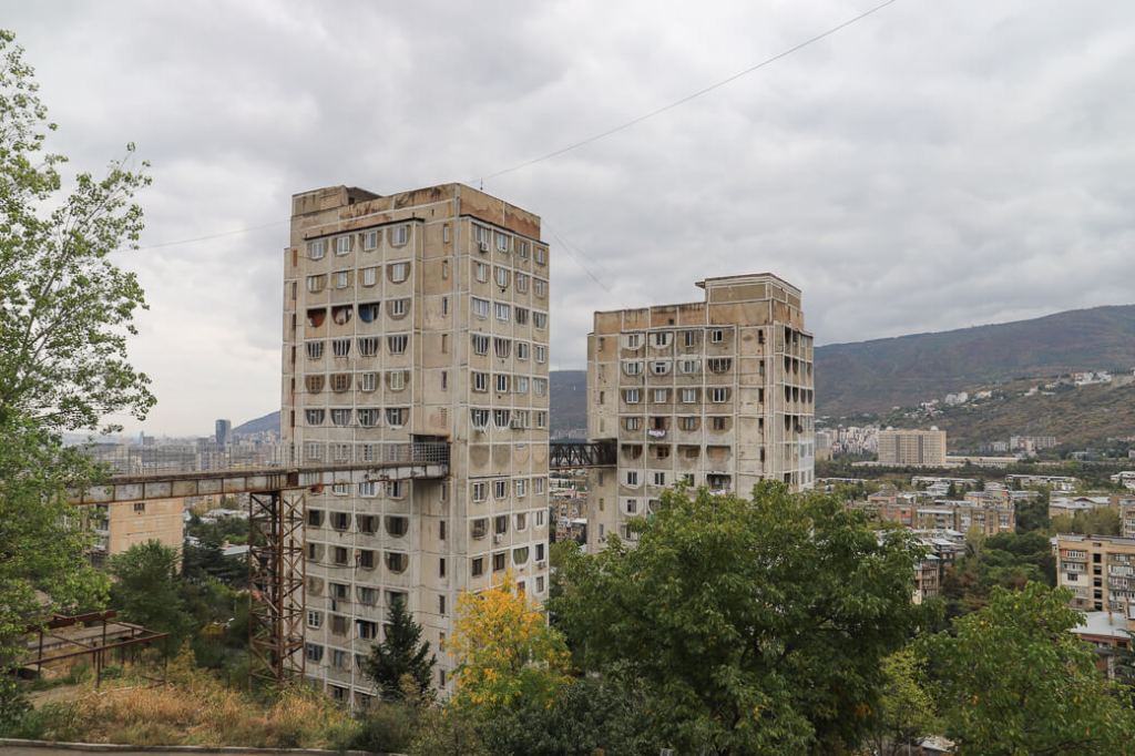 Nutsubidze flats met luchtbrug | Tbilisi | Georgië