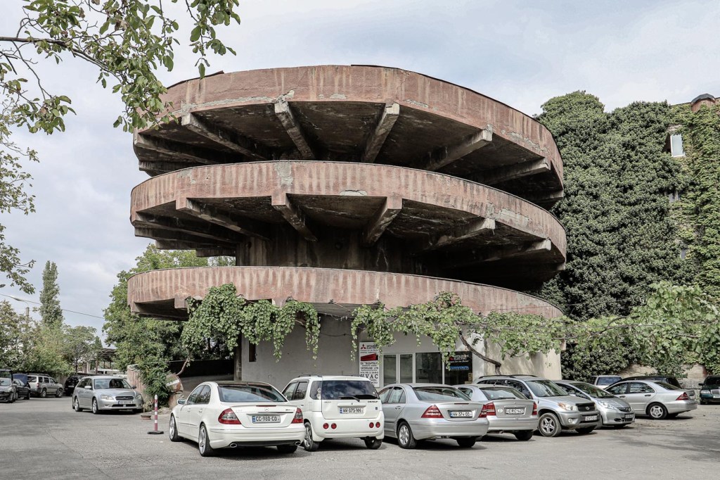 Sovjet-parkeergarage | Tbilisi | Georgië