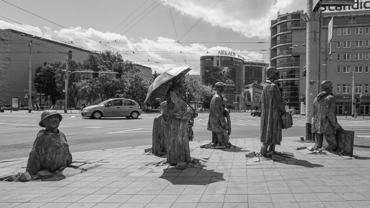 Beeldengroep voorbij arcades | Wroclaw | Polen