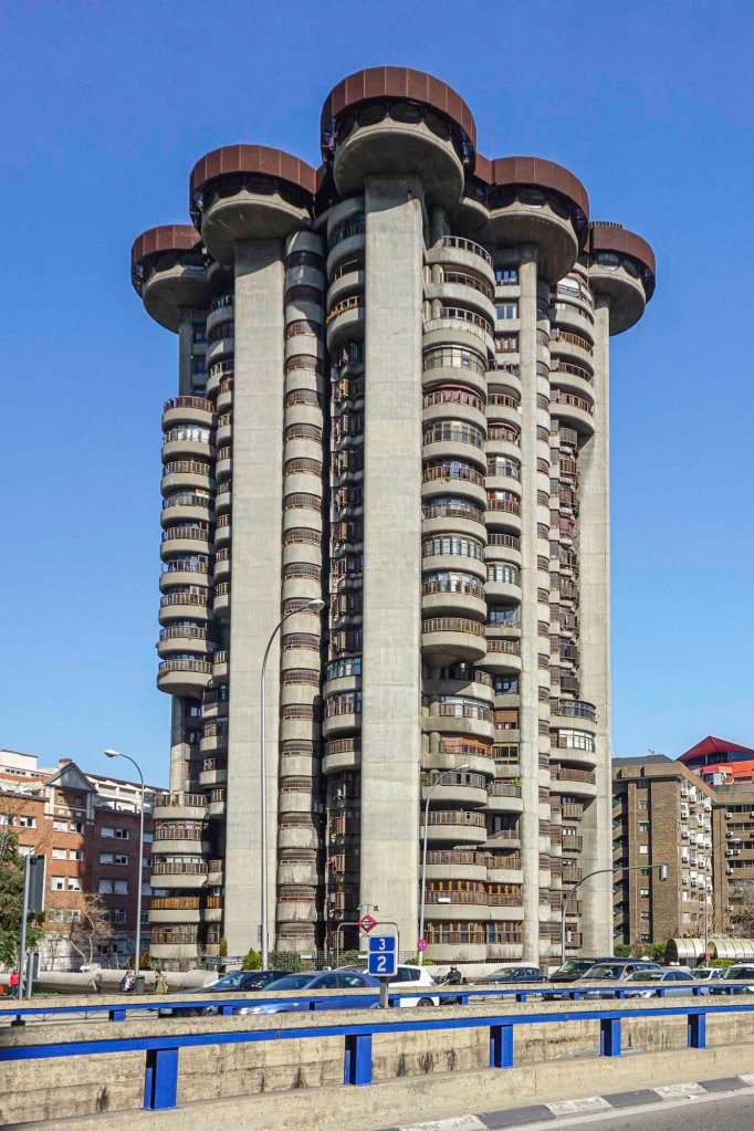 Foto van woontoren Torres Blancas in Madrid. 