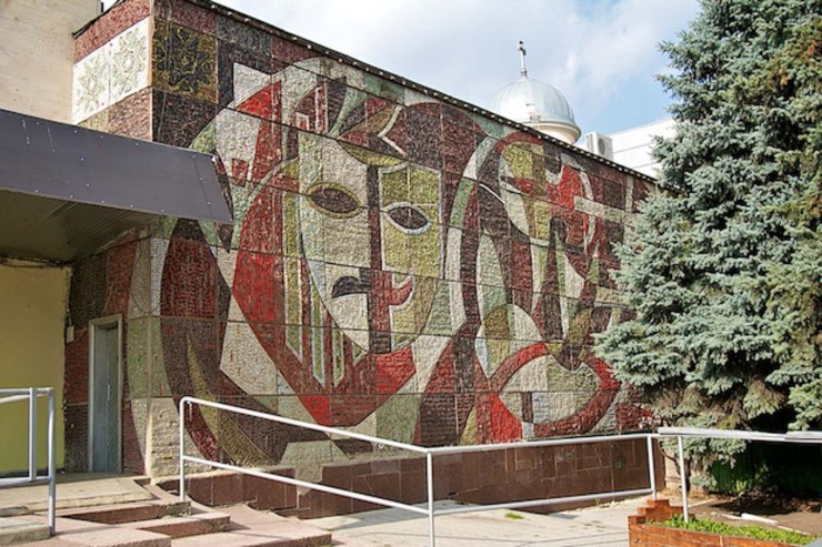 Mozaïek Arta: attributen van kunst | Mihai Burea 1971 | Bron: Locals.md (2012)