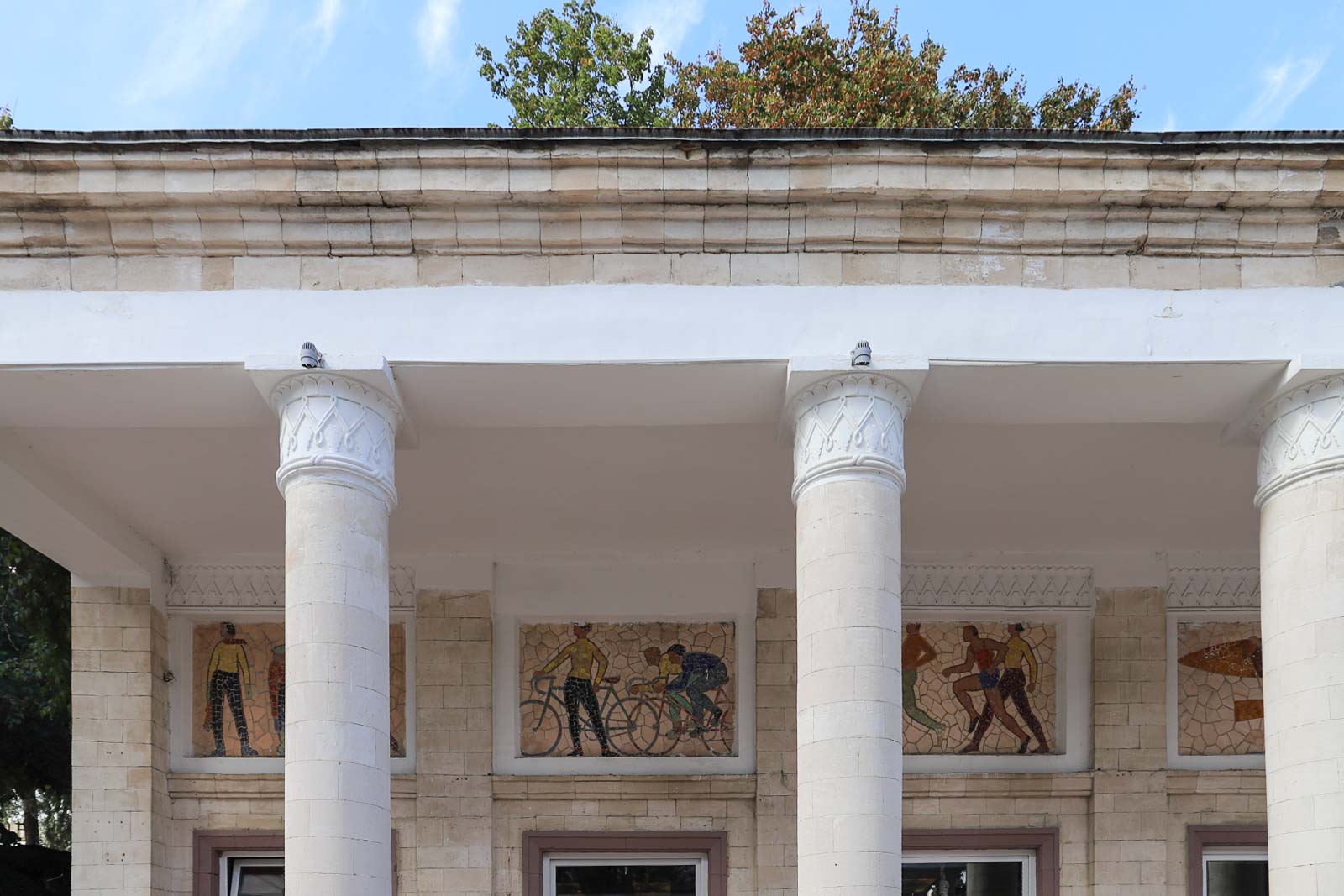 Sportmozaïek op colonnades | Vladimir Novikov en Filip Nutovici | 1962 | Valea Morilor Park | Chisinau