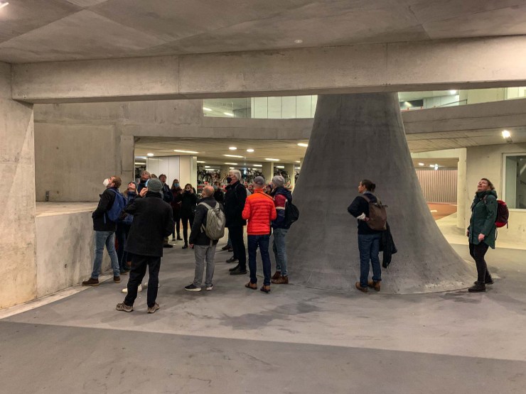 Deelnemers betontour in de fietsenstalling