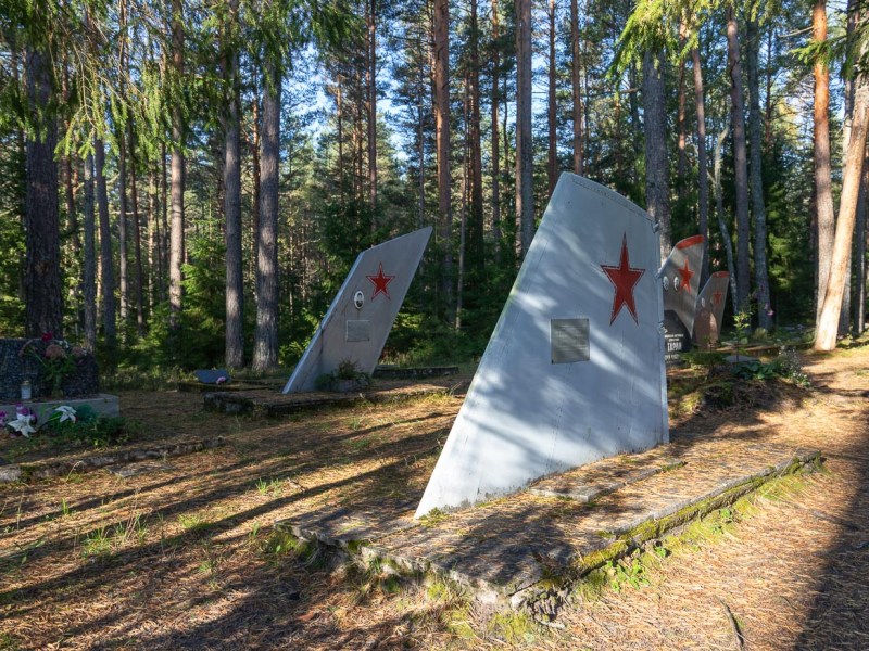 Roadtrip Estland: graven met vliegtuigstaarten op het pilotenkerkhof van&nbsp;Amäri