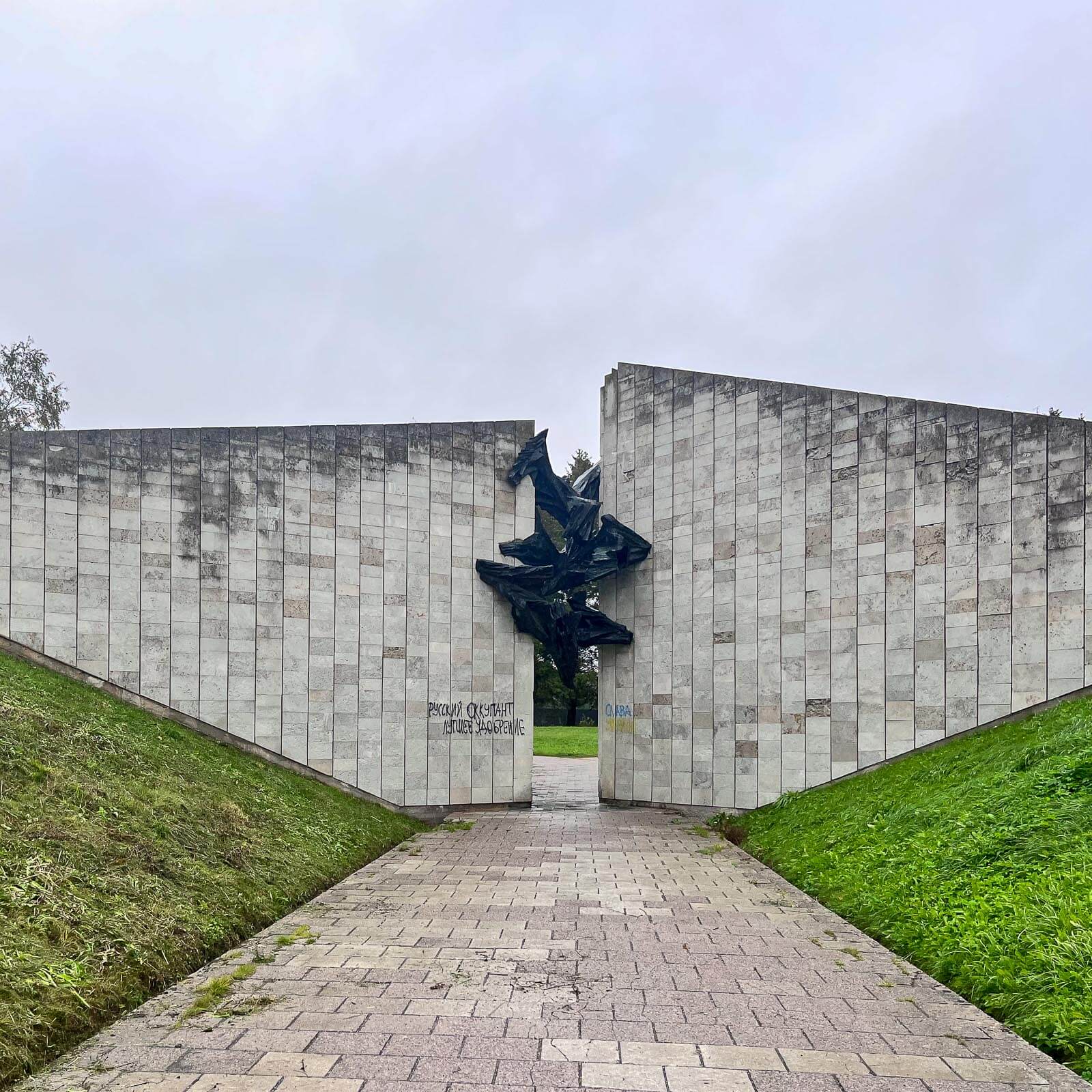 Monument 'Stervende zeemeeuwen'