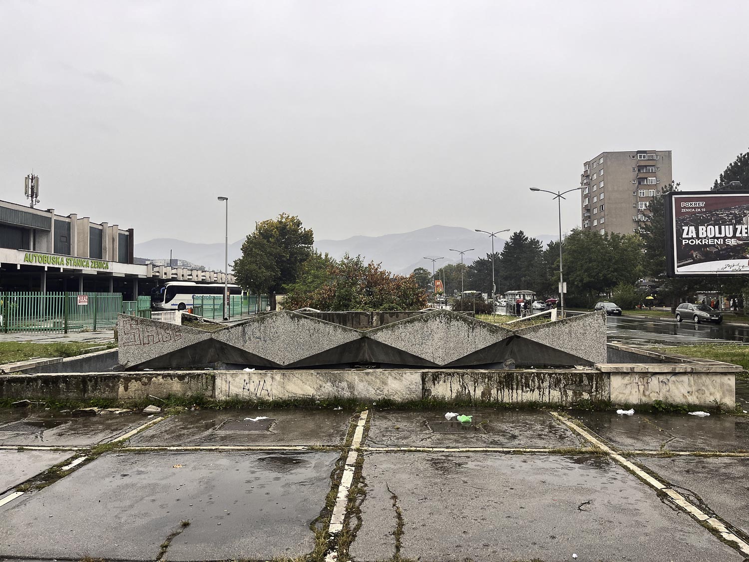 Sokkel treinmonument | Zenica | Bosnië-Herzegovina